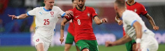 在线娱乐-B费：对手收缩防守，为制造机会我只能强行传球